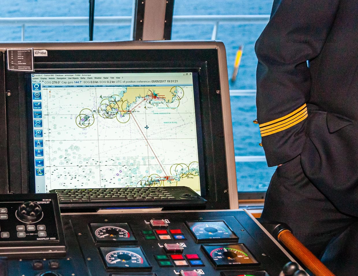 Der Monitor auf der Brücke der Armorique zeigt die Route der Überfahrt  / © Foto: Georg Berg