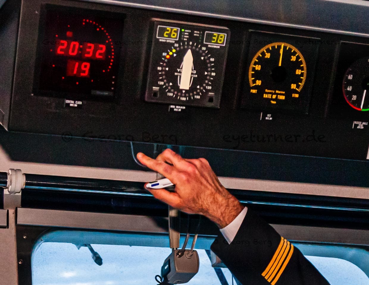 26 Knoten Windgeschwindigkeit zeigt 90 Minuten vor der Abfahrt im Hafen von Plymouth das Instrument an / © Foto: Georg Berg