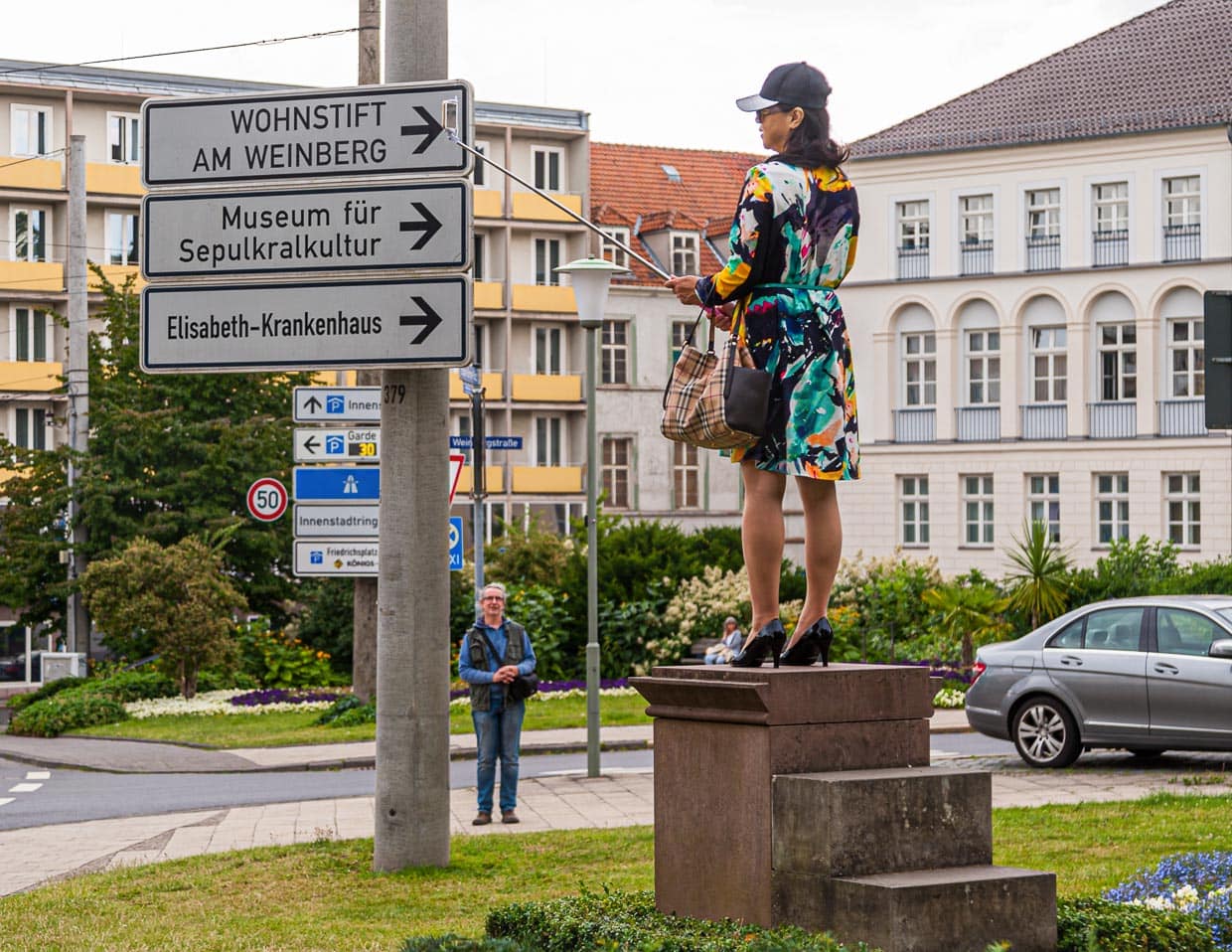 Das eigene ICH im Mittelpunkt der Betrachtung. Der Sockel zur Selbsterhöhung auch ein bleibendes Andenken einer Documenta Schau ist direkt und dauerhaft vor den Torwachen zu finden / © Foto: Georg Berg