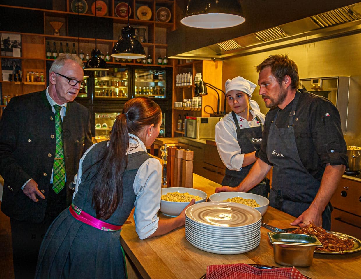 Bernd Reimer, seit Juni 2017 für das Gourmetrestaurant im Schiff zuständig, kann auch bodenständig: hier mit Azubi Anina bei der Vorbereitung von Voralberger Kässpätzle / © Foto: Georg Berg