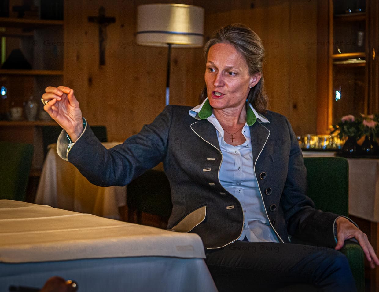 Antonia Metzler, maßgeblich für die Modernisierung und Erweitung des 4-Sternehotels verantwortlich, ist auch die Erhaltung des Alten und der Einbezug des Regionalen ein Anliegen. Hilfreich bei allen Wagnissen und Investitionen ist der gebürtigen Simbacherin (Simbach am Inn / Niederbayern) auch immer ihr „Blick der Dazugestoßenen“ / © Foto: Georg Berg