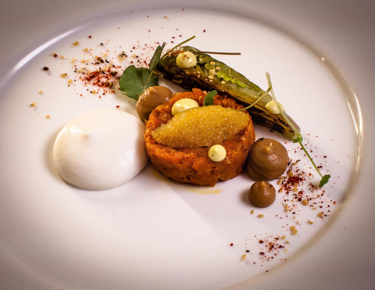 Karotten Tatar mit Bohnen Miso, Hechtkaviar und Schafsmilch / © Foto: Georg Berg