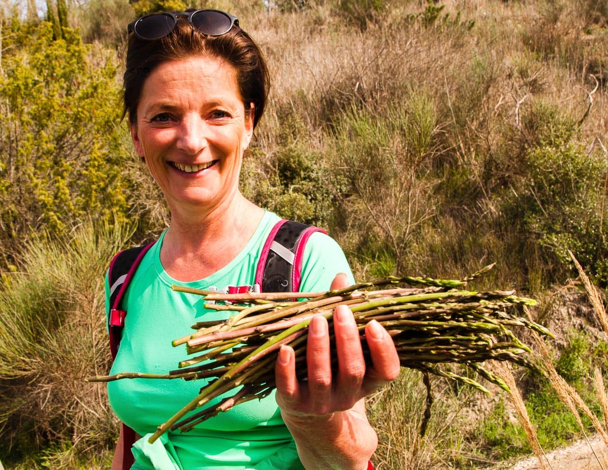 Christina Mairhofer, die Frau die zu jedem Hügel im Val d’Orcia Geschichten erzählen kann, hält eine ordentliche Ausbeute / © Foto: Georg Berg