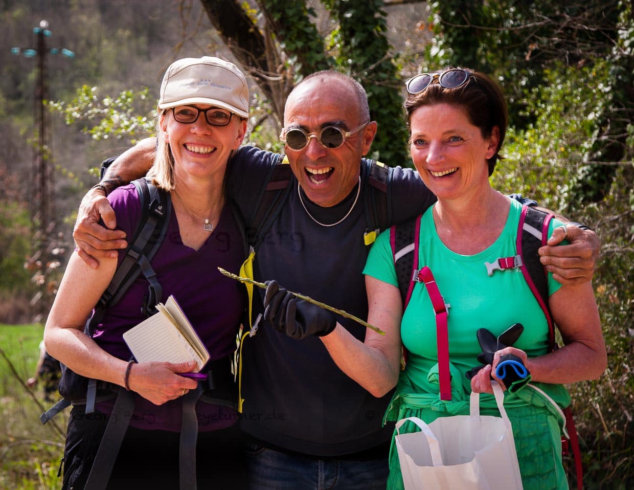 Der Held des Tages. Ohne Giulio, hier mit Christina Mairhofer (r.) und Angela Berg (l.) wäre unsere Sammeltüte leer geblieben / © Foto: Georg Berg