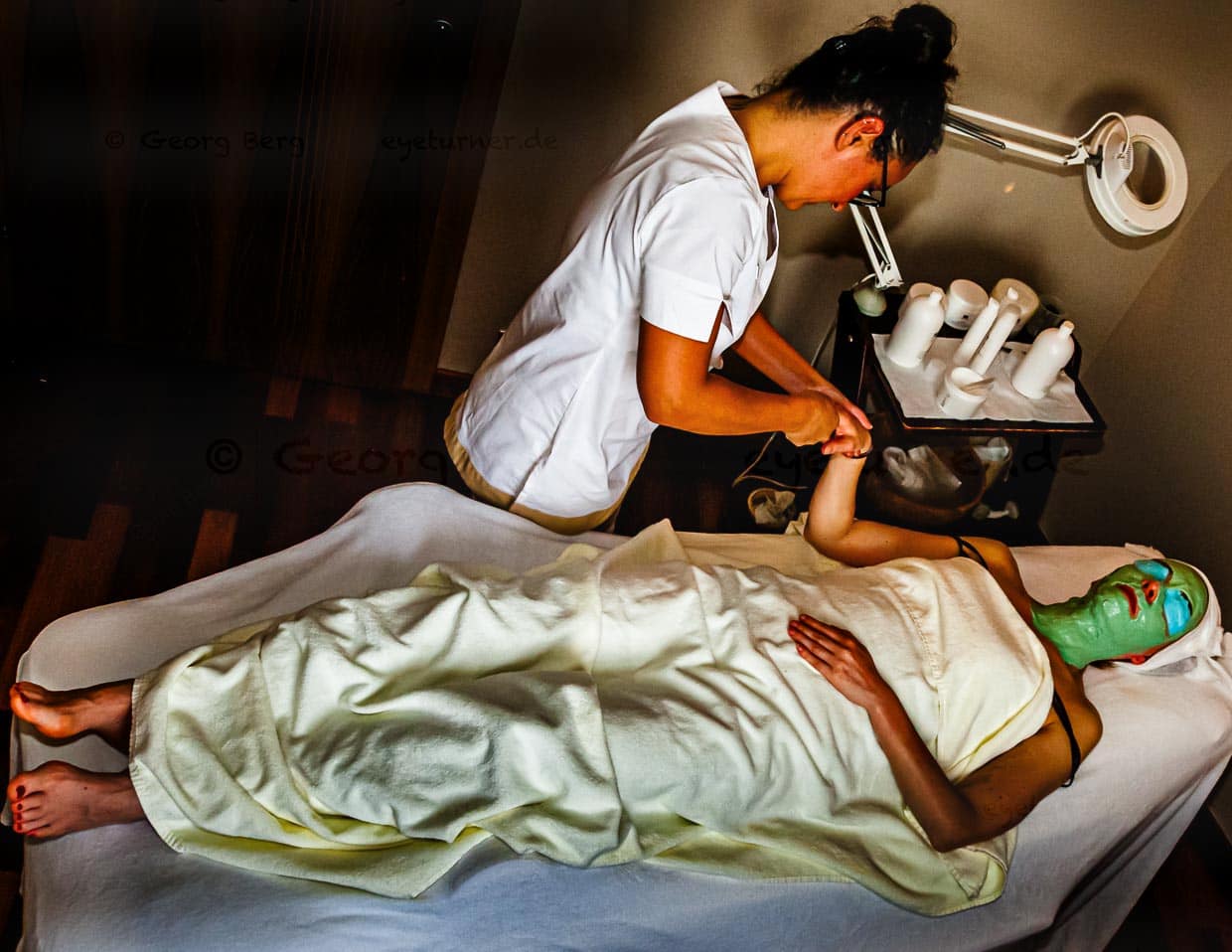 Einmal globale Hautverjüngung: Während im Gesicht die Extrakte aus geflügelter Senna, Scharfgarbe und pflanzlichem Melatonin wirken, kümmert sich Kosmetik-Expertin Elisa auch um die Hände / © Foto: Georg Berg