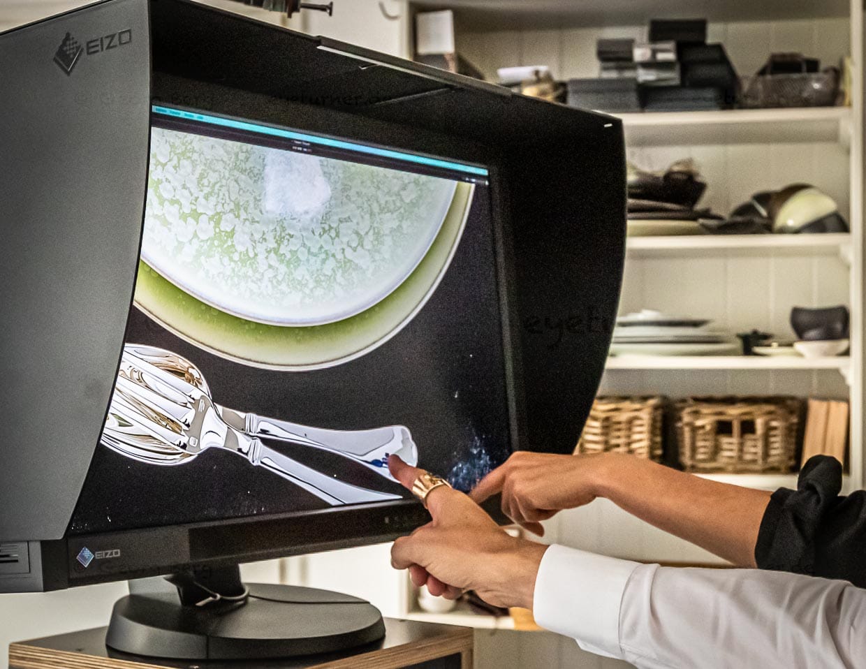 Die Reflektion beim Tafelsilber wird bewusst eingesetzt / © Foto: Georg Berg