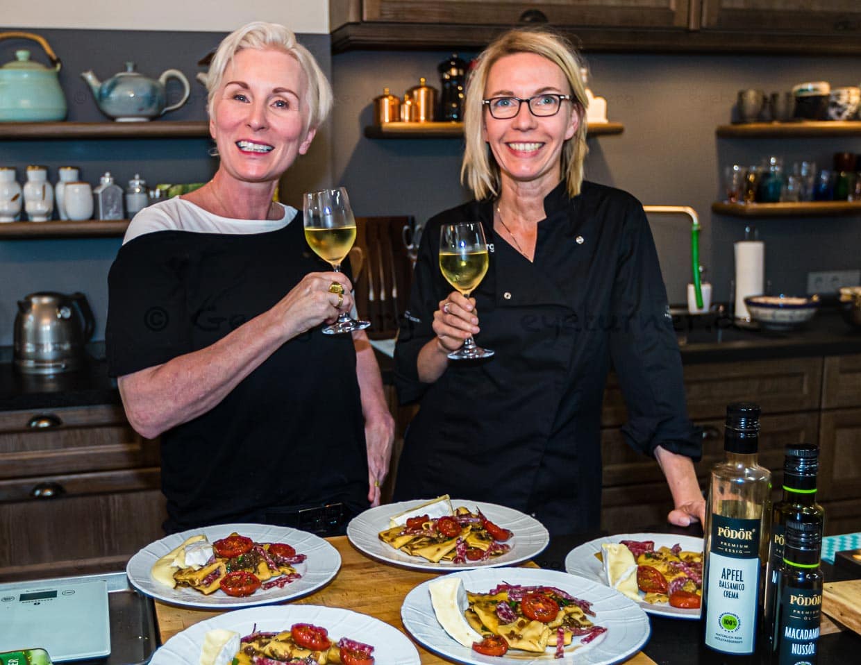 Angela Berg ist beeindruckt von den vielen Schritten, die nötig sind bis eine einzige Rezeptseite für das Kochbuch fertig gestellt ist. Von der Konzeption über das Kochen bis hin zum Shooting / © Foto: Georg Berg