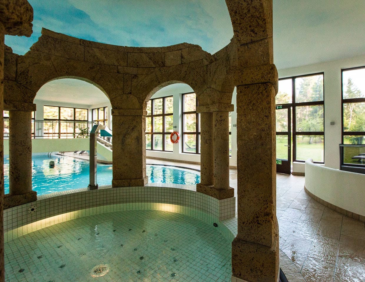 Das Wasser im Hallenbad hat angenehme 29°C / © Foto: Georg Berg