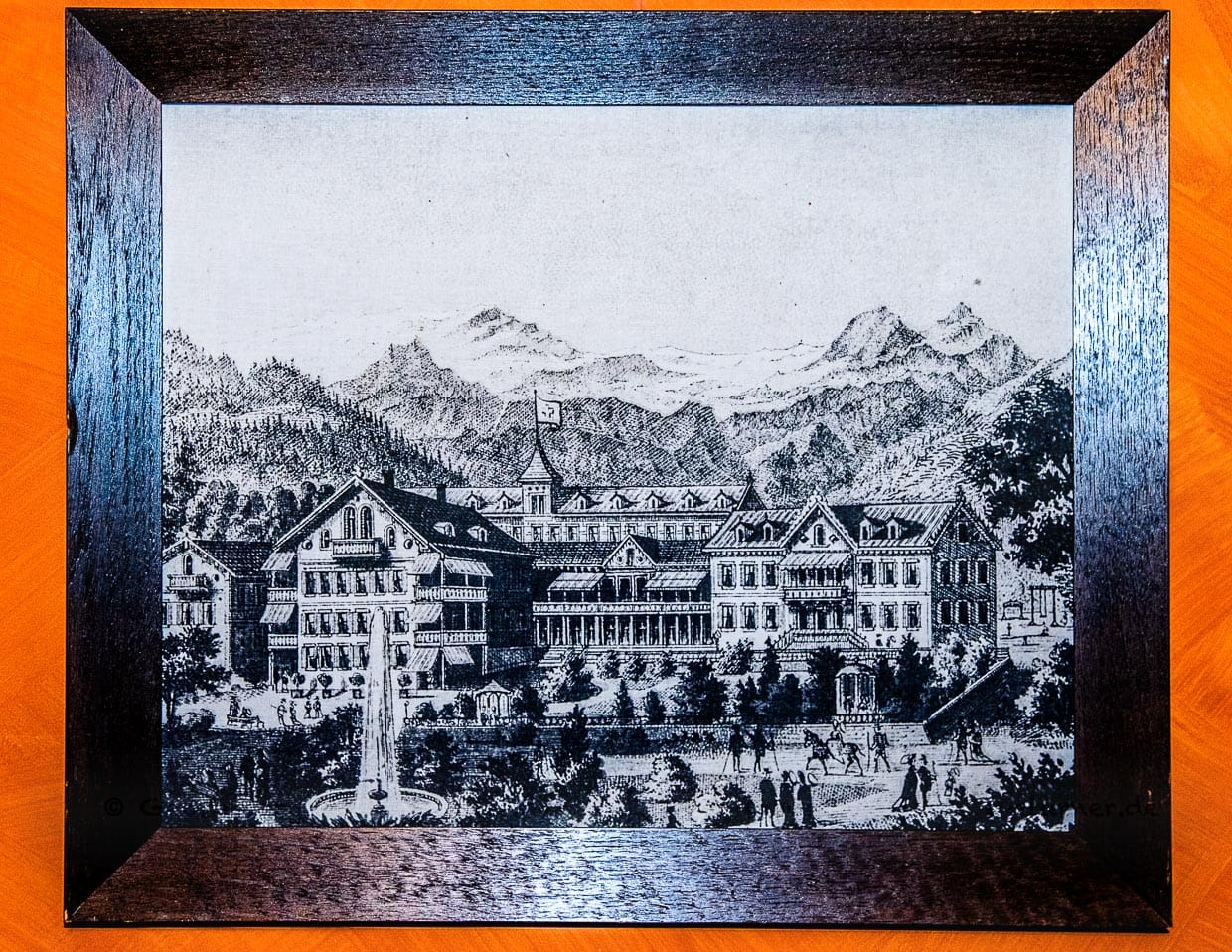 Ein alter Kupferstich im heutigen Spa-Bereich erinnert an die medizinische Vergangenheit des heutigen Luxushotels Lenkerhof / © Foto: Georg Berg
