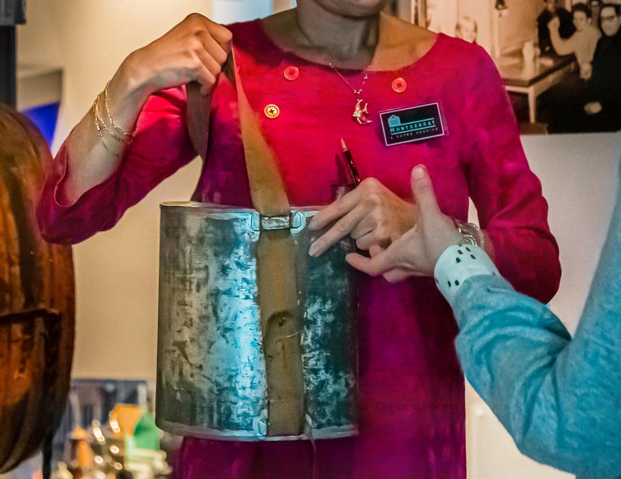 In Hüftflaschen, die unter langen Mänteln getragen wurden, schmuggelte man Absinth von Haus zu Haus / © Foto: Georg Berg