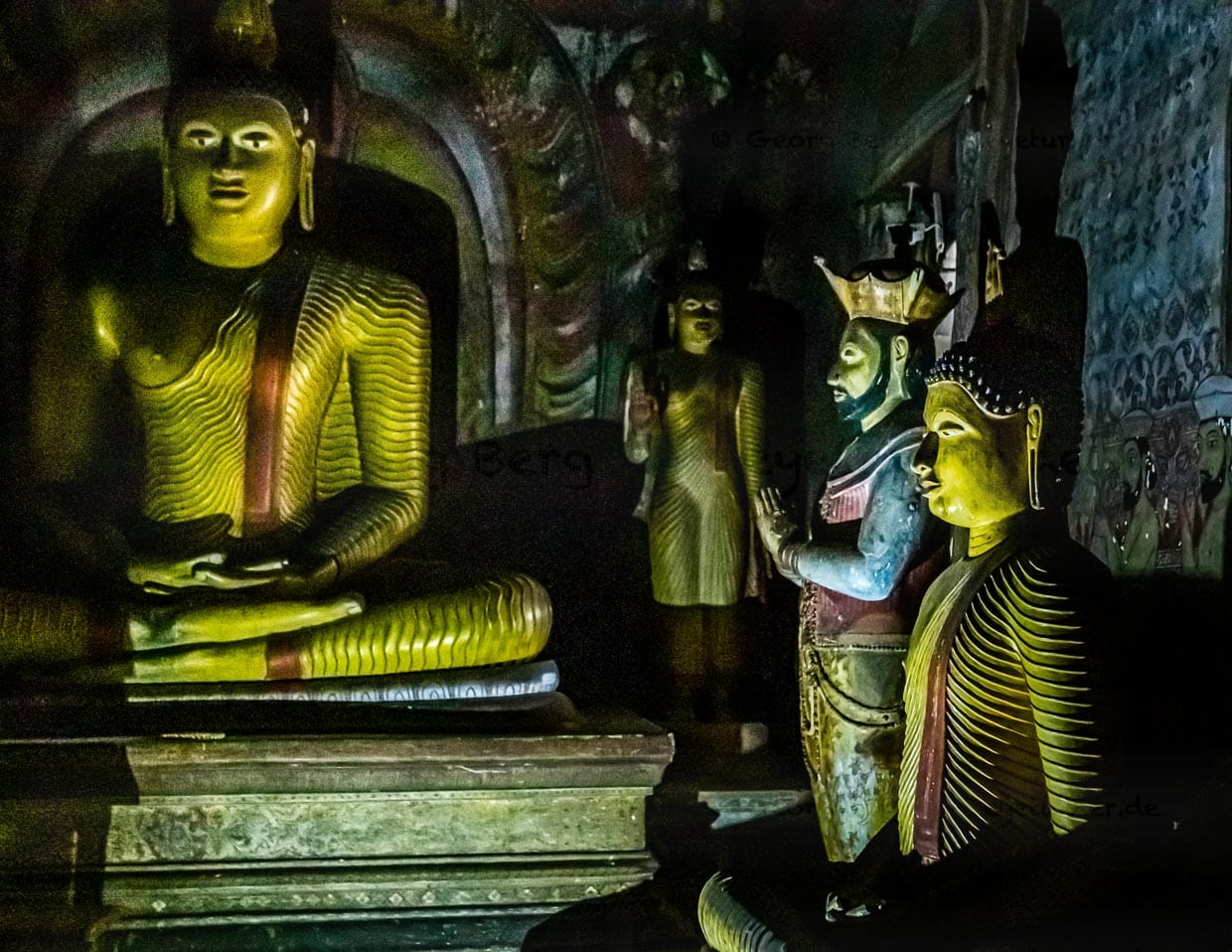 Aus Dankbarkeit errichtet: Neben Buddhas Statue die von Kirti Sri Rajasinha, der im 18. Jahrhundert als König von Kandy den Buddhismus in Sri Lanka wiederbelebt hatte / © Foto: Georg Berg
