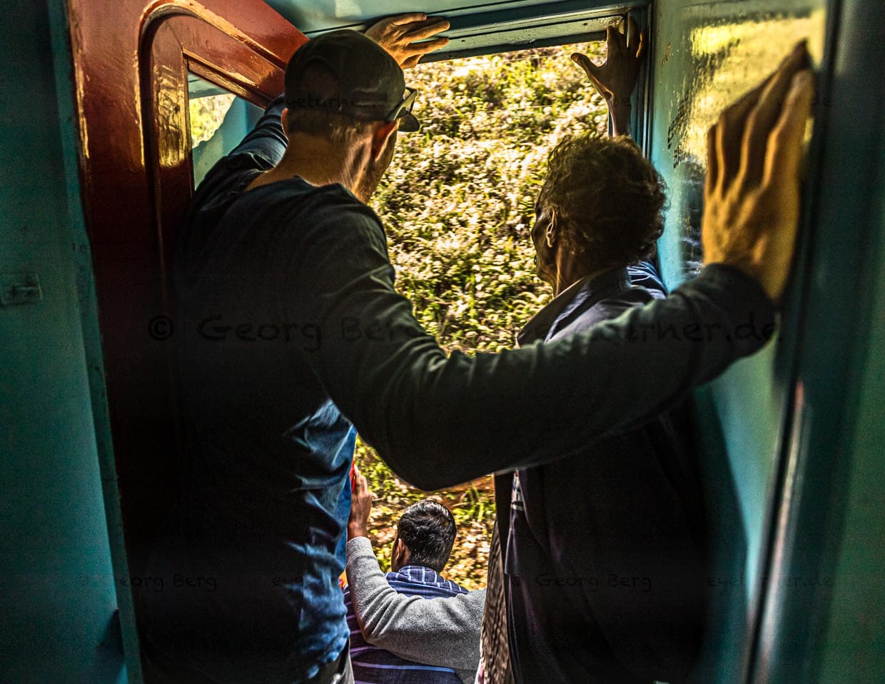 Ob auf den Stufen sitzend oder stehend, die Plätze an der Türen sind begehrt - auch unter den Einheimischen / © Foto: Georg Berg