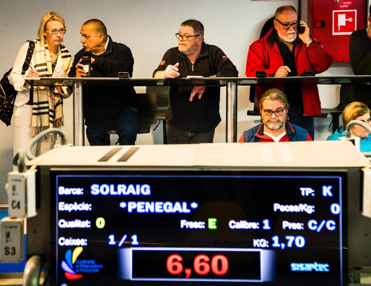 Angela Berg unterhält sich mit dem Großhändler Sebastian. Er bekommt ständig neue Bestellungen per Mobiltelefon. Viele seiner Kunden sind Restaurants in Barcelona. Sie bekommen ihre Fischbestellung noch am selben Tag geliefert / © Foto: Georg Berg