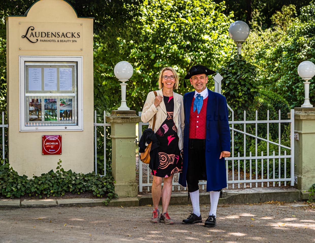 Startpunkt Parkhotel. Nach Variationen von Rhoner Lachsforelle und Gemüse und einem Glas fränkischem Weißburgunder geht es mit Hermann Laudensack durch das historische Bad Kissingen / © Foto: Georg Berg