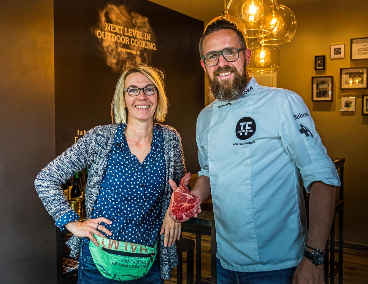 Fleisch-Sommelier Thomas Faber gibt auch Workshops, in denen die fachgerechte Zubereitung erlernt werden kann. Er selber sagt: Es muss nicht jeden Tag Fleisch sein, aber wenn dann beste Qualität / © Foto: Georg Berg