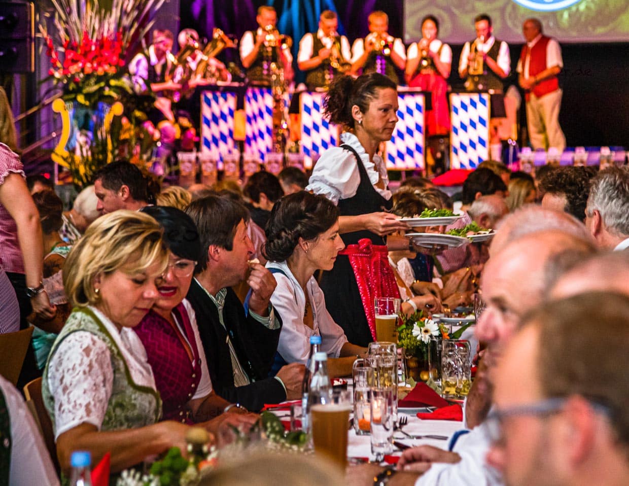 So feiert man in Bayern den Start der neuen Kartoffelsaison. Abendfüllendes Programm der 16 Erzeugergemeinschaften, die dem Verband Bayerische Kartoffel angehören. Ein großes Fest für die scheidende und die neue Königin sowie allerlei Gerichten aus der Frühkartoffel für rund 500 Gäste / © Foto: Georg Berg