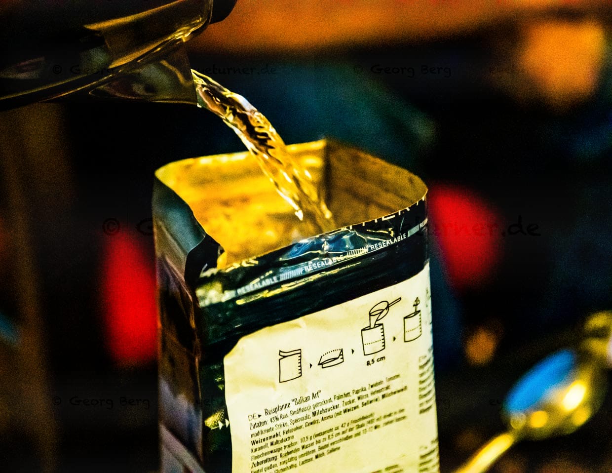 Trek'n Eat: 600 g heißes Wasser zugießen, rühren und nach 10 Minuten ist die Mahlzeit fertig / © Foto: Georg Berg