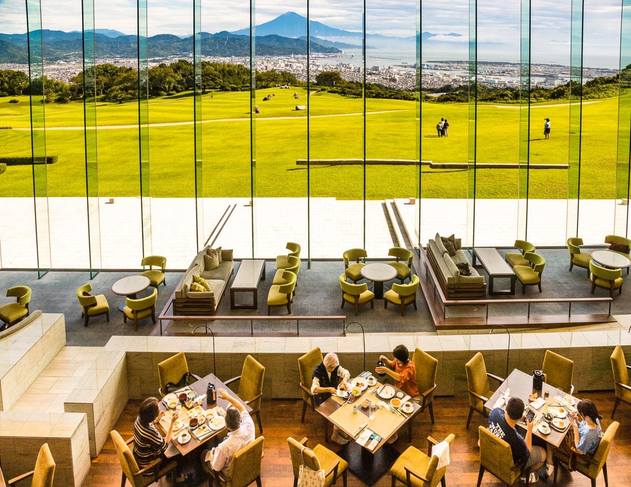 Nippondaira Hotel, Shizuoka, Japan mit Blick auf den Berg Fuji. Das All-Day-Dining Hotelrestaurant The Terrace bietet schon zum Frühstück einen fantastischen Ausblick auf den neuen Tag / © Foto: Georg Berg