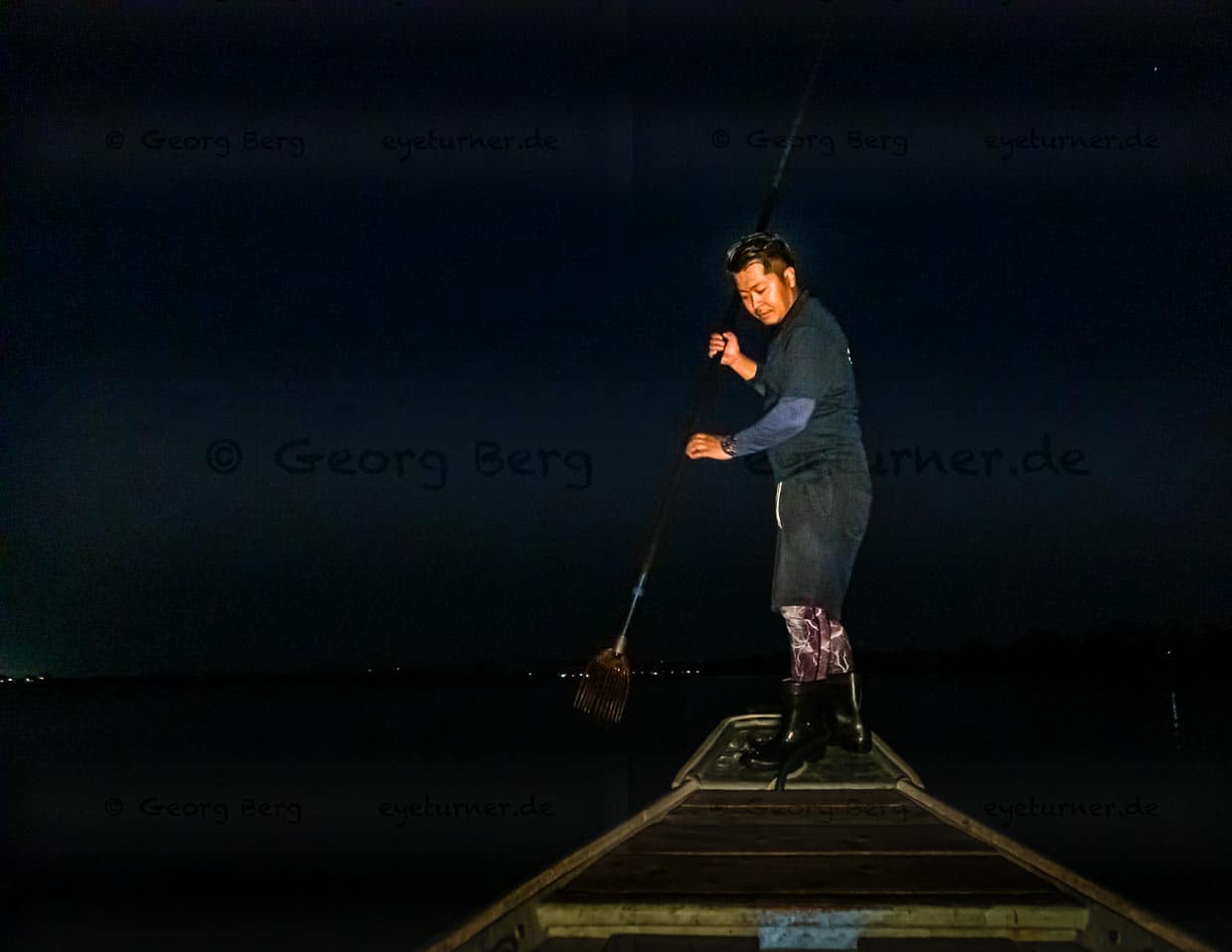 Zwölf-Zacken, Balance und zwei scharfe Augen sind nötig, um beim Speerfischen auch Beute zu machen / © Foto: Georg Berg