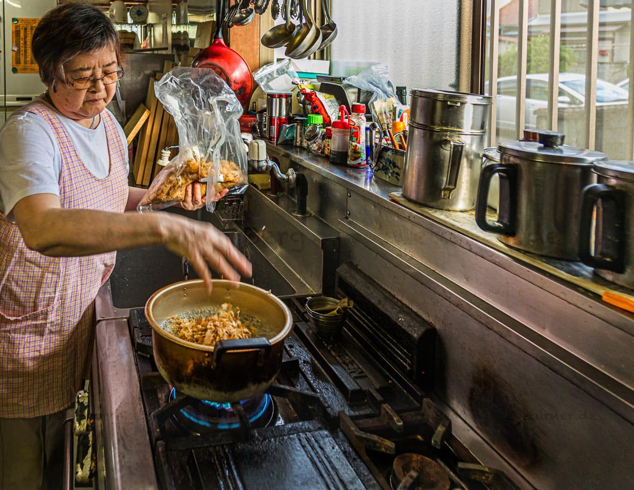 Katsuobushi, bei uns bekannt als Bonitoflocken, sorgen für die Geschmackstiefe der Misosuppe / © Foto: Georg Berg