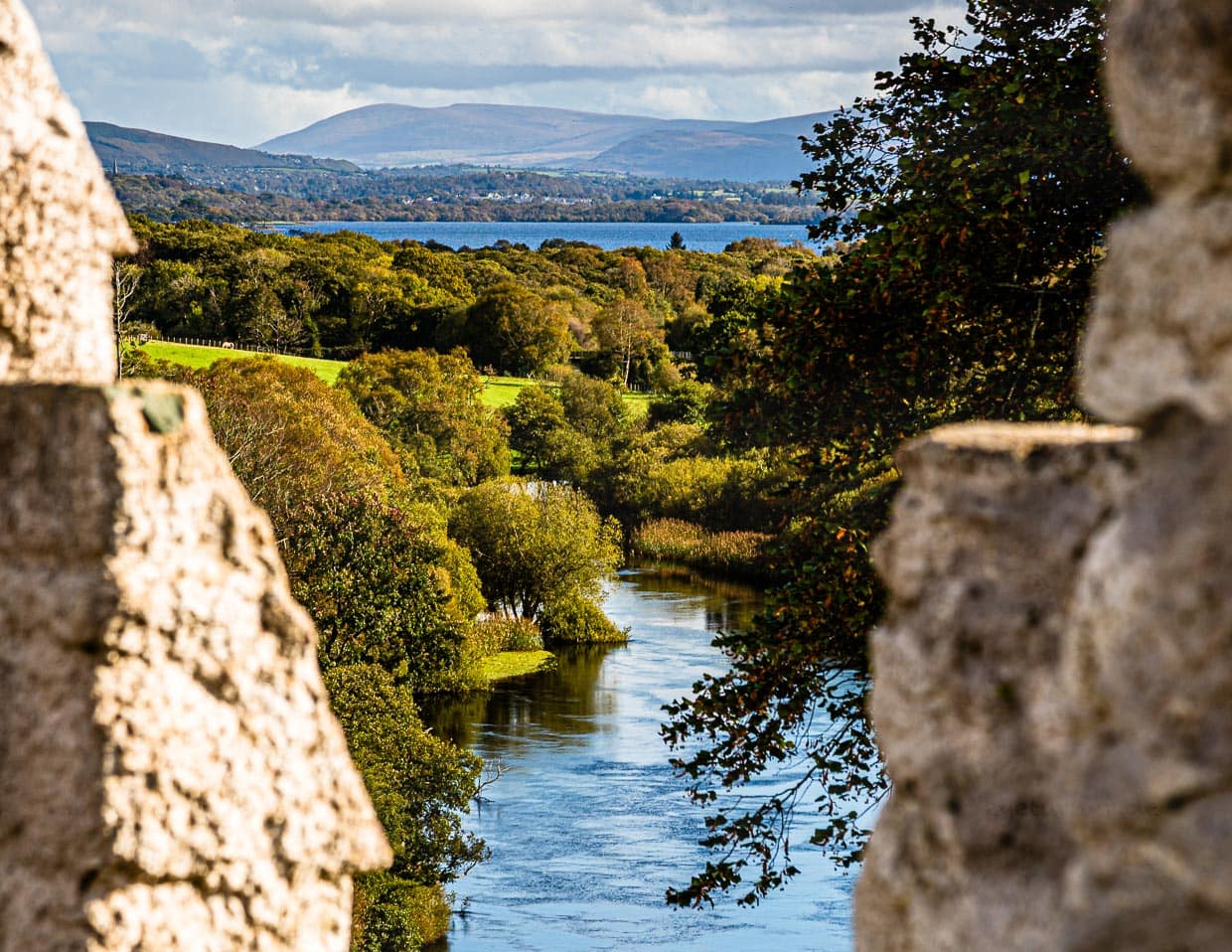 Auf einer Burgruine am Dunloe Hotel in der Nähe von Killarney, Irland / © Foto: Georg Berg