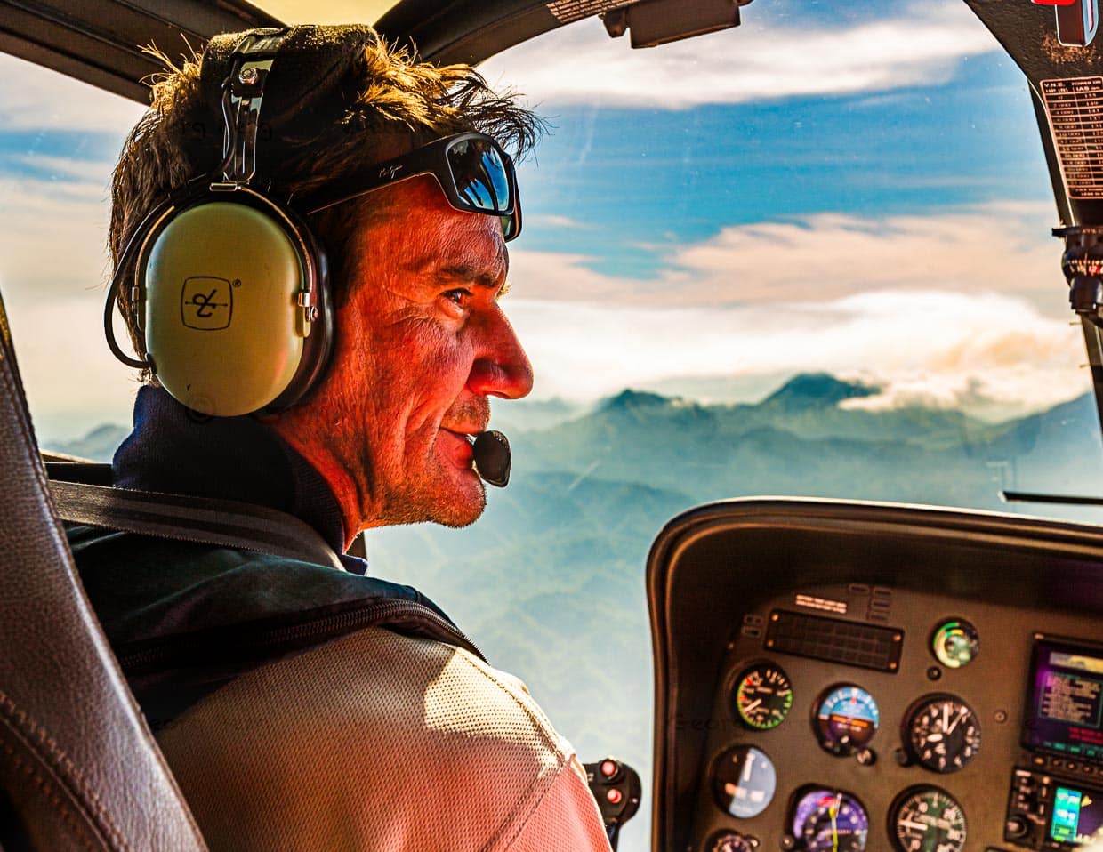 Pilot Alan Carstens erklärt den Mitfliegern über Kopfhörer alle wichtigen Naturphänomene / © Foto: Georg Berg