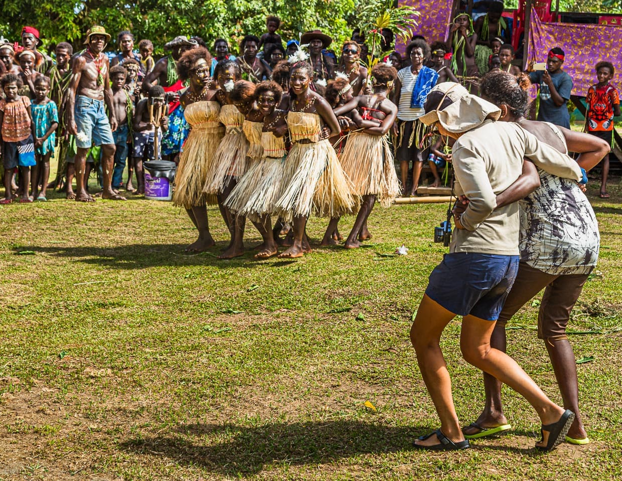 Beim Sing-Sing begegnen sich die Kulturen. Gäste und Crew der True North werden zum Tanz aufgefordert und begeistert empfangen / © Foto: Georg Berg
