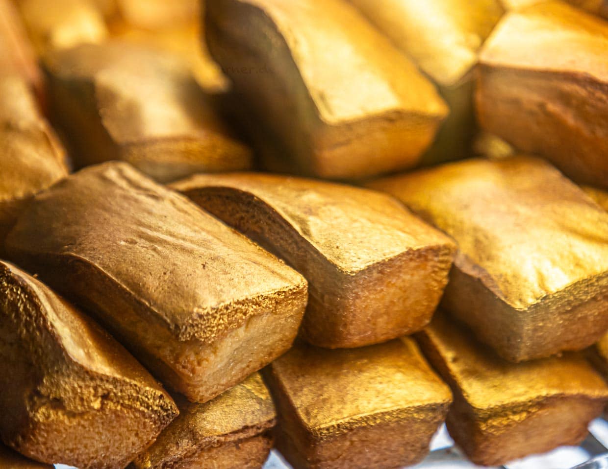 Goldiger Start einer Foodtour: Das Goldstück aus gemahlenen Mandeln und Puderzucker ist so etwas wie das Signature-Gebäck der Bäckerei KULT in Basel / © Foto: Georg Berg