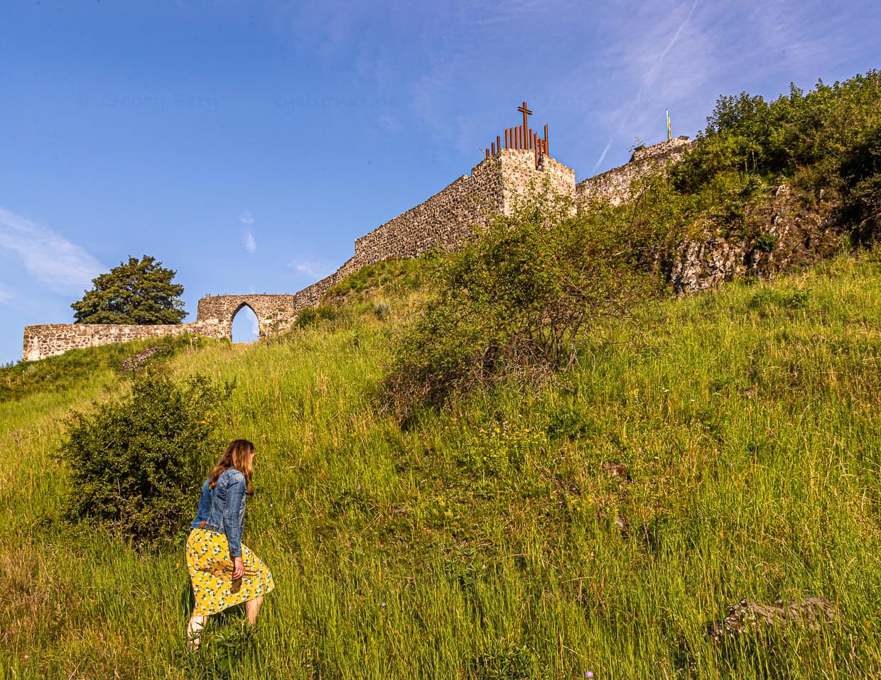 Der Weg hoch auf den Schlossberg ist bei Dorfbewohnern und Gästen gleichermaßen beliebt / © Foto: Georg Berg