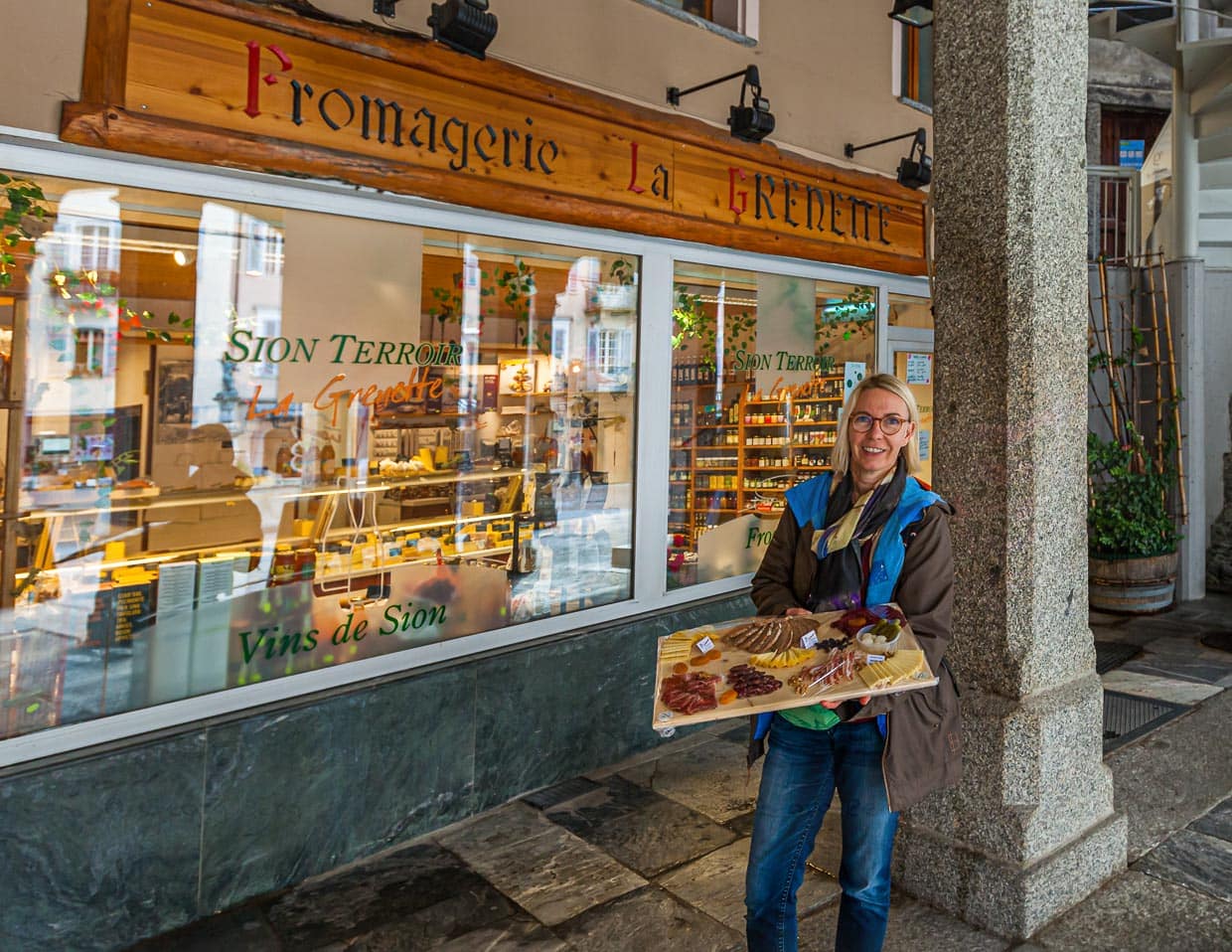 Eine Platte mit Walliser Spezialitäten aus Käse und Schinken wird mit weiteren Weinen in einer Vinothek in der Altstadt verkostet / © Foto: Moritz Berg