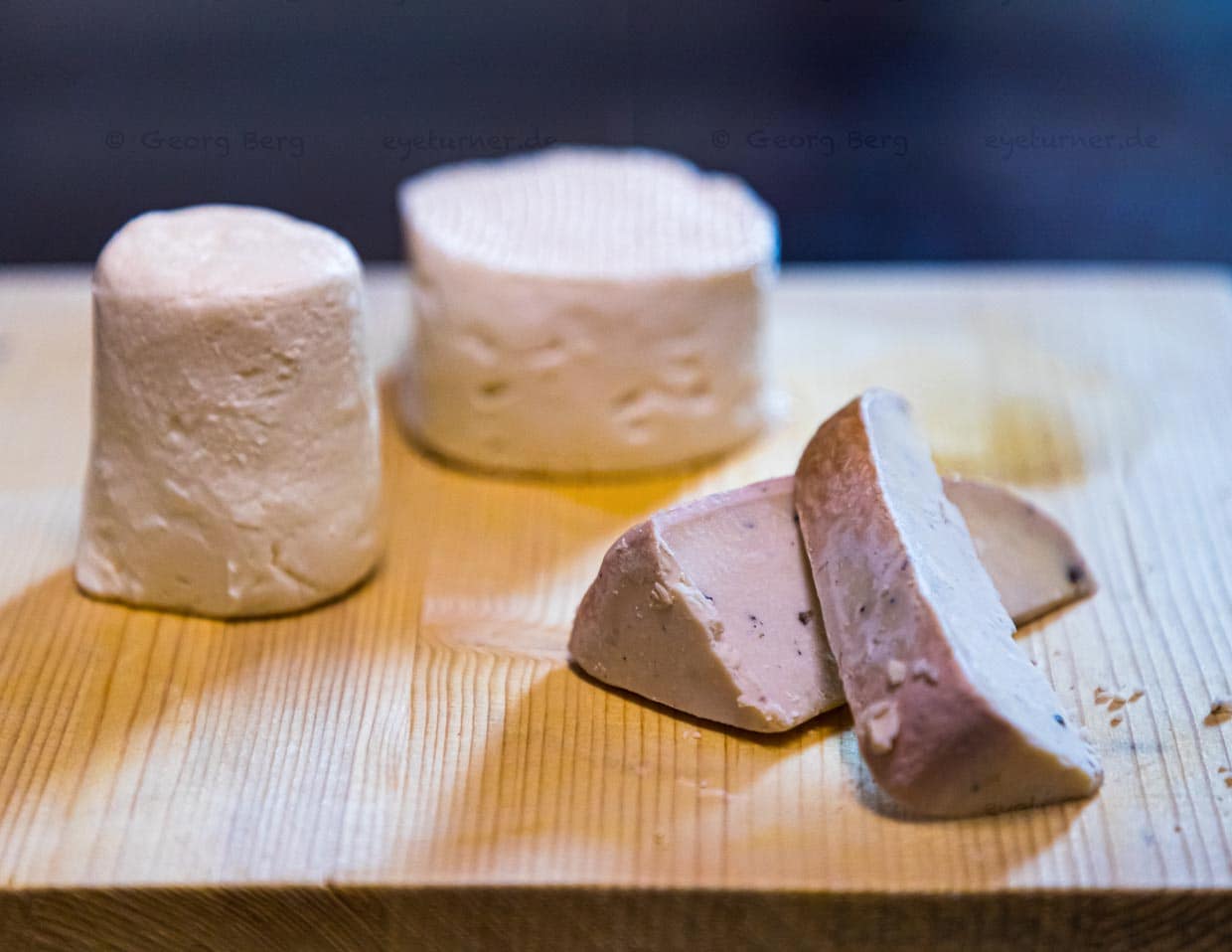 Käseplatte mit verschiedenen Reifestufen und Innovationsstufen: vom Zincarlin bis hin zum Gincarlin / © Foto: Georg Berg