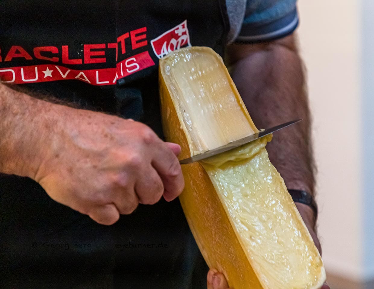 In einem Rutsch: So machen es die Profis heute und es ist auch das Lernziel beim Raclette-Praktikum in der Augstbordkäserei in Turtmann / © Foto: Georg Berg