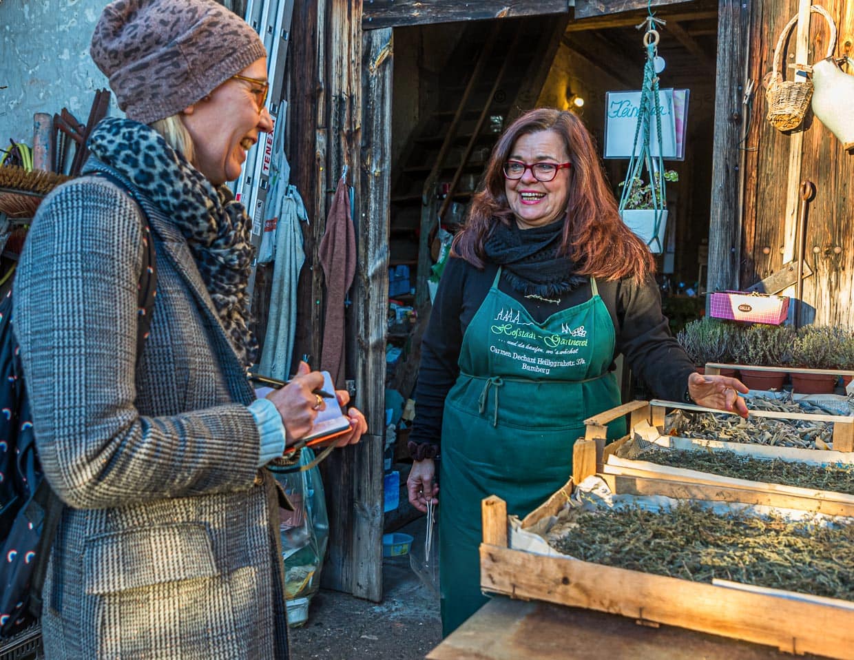 In der Hofstadt-Gärtnerei bei Carmen Dechant bekommt man neben einer fundierten Beratung auch viele Pflanzenraritäten und seltene Kräuter. Carmen Dechant bietet auch Kräuter-Workshops an / © Foto: Georg Berg