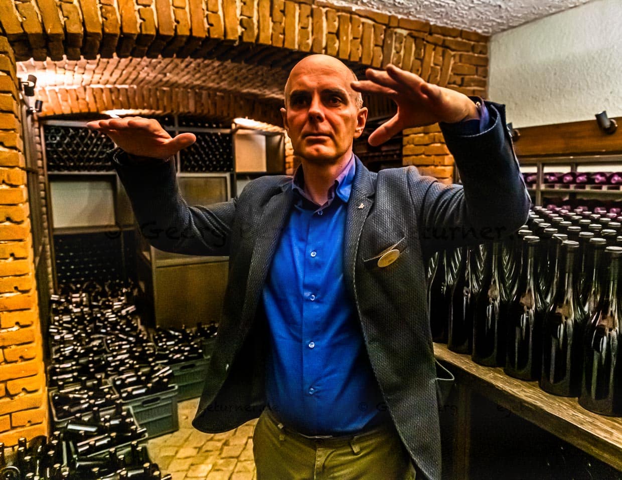 Aleksander Skorchev gehört zu den Court of Master Sommeliers der WSET und perfektioniert jetzt die Produktlinie der bulgarischen Zorniza Rotweine / © Foto: Georg Berg