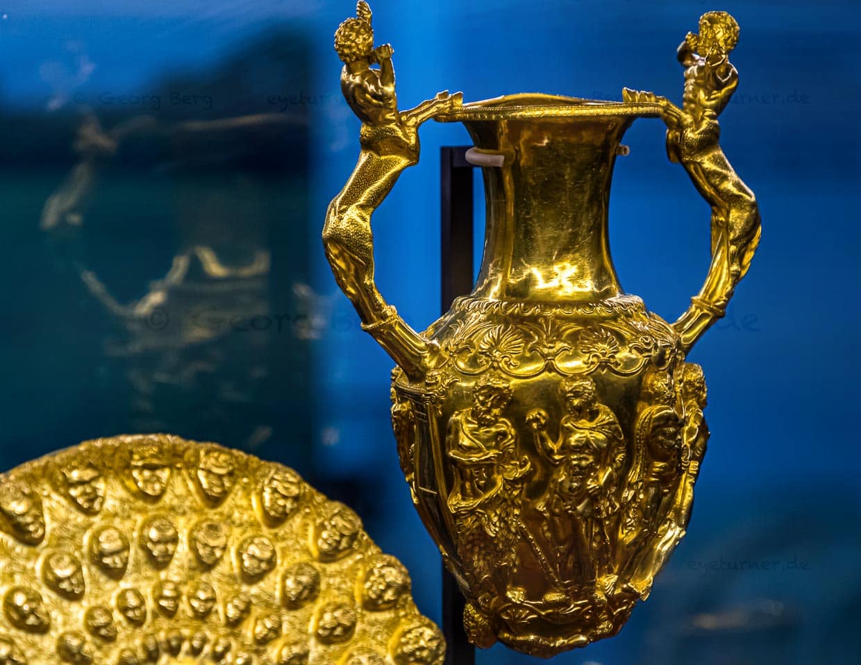 Der Goldschatz von Panagjurischte besteht aus 9 Gefäßen aus purem Gold. Gemeinsames Trinken gehörte zu den rituellen Handlungen thrakischer Fürsten. Die Amphore hat einen runden Boden, auf dem sie nicht stehen kann. Jedoch hat sie unten zwei gegenüberliegende Löcher, aus denen Wein floss, bis das Gefäß leer war / © Foto: Georg Berg