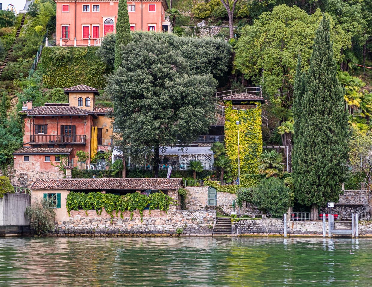 In Morcote liegt auch der Parco Scherer. Ein Skulpturenpark und botanischer Garten. Hier fast in Ufernähe steht ein zugewachsener Vogelturm. Heute eine Skulptur der besonderen Art, die an den Fang der Singvögel im Tessin erinnert