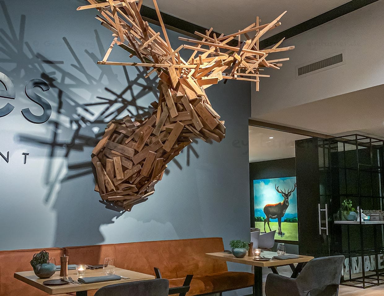 Im Restaurant Cèpes dominieren Hirschgeweihe die Raumgestaltung. Wild ist auch auf der Menükarte ein kulinarischer Leitfaden / © Foto: Georg Berg