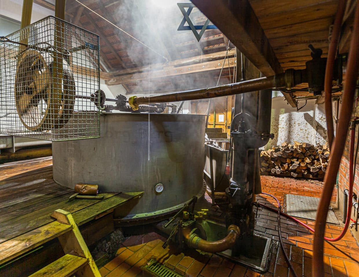 Aus dem Läuterbottich fließt die Zoigl-Würze in eine in den Boden eingelassene Wanne, aus der sie in die Sudpfanne hochgepumpt wird / © Foto: Georg Berg