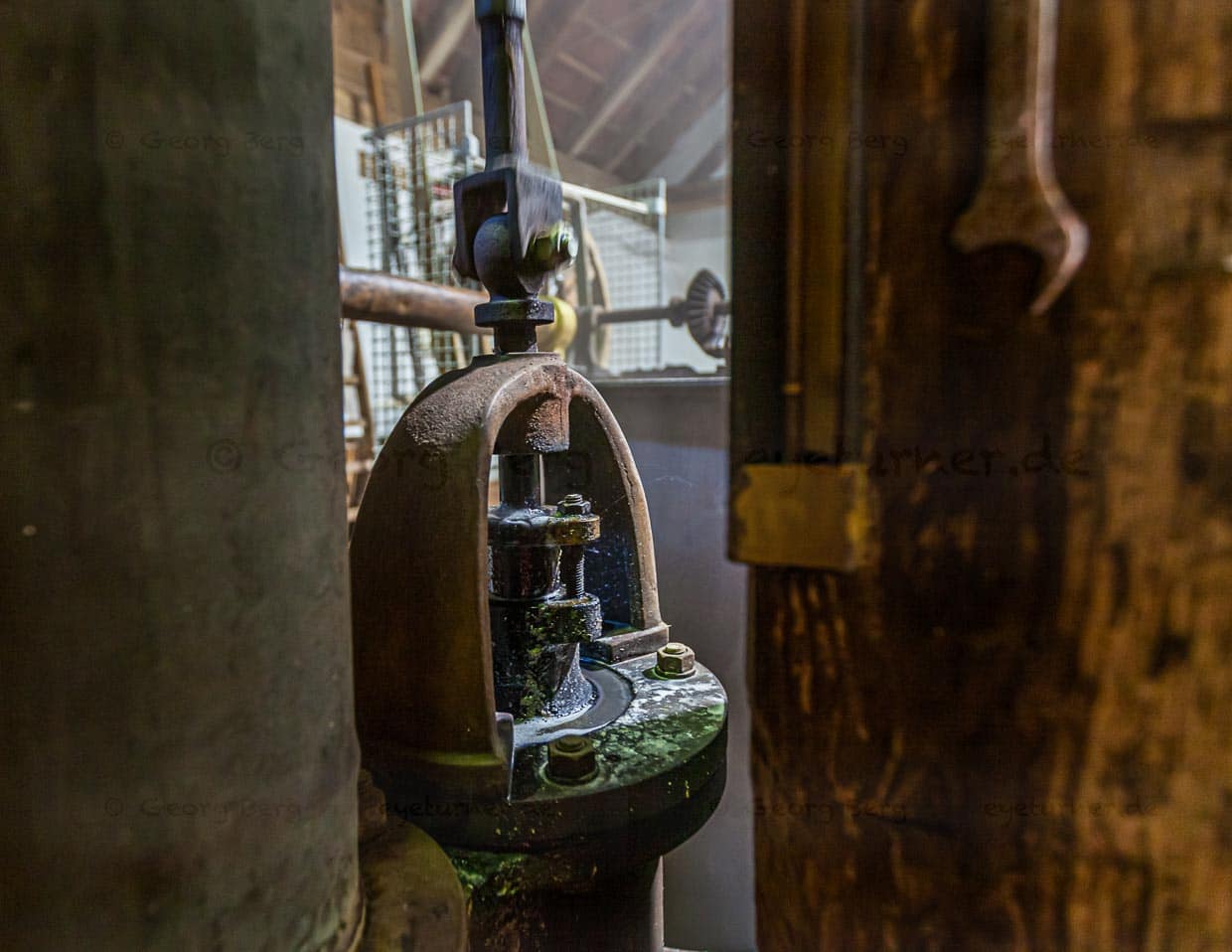 Die Pumpe im Kommunbrauhaus funktioniert mit einem zuverlässigen Mechanismus. Der kann auch heute noch vom Dorfschmied repariert werden / © Foto: Georg Berg