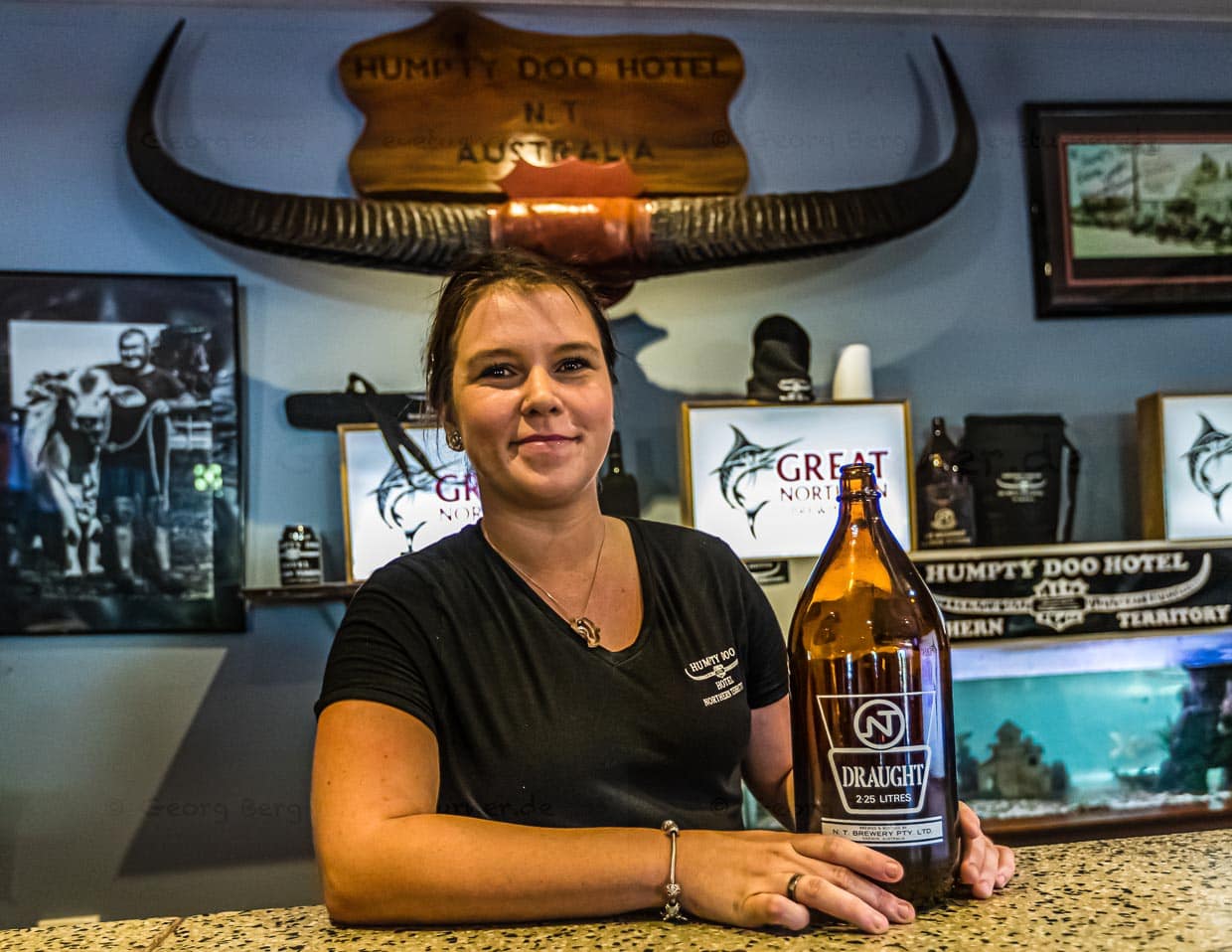 Die Theke des weltberühmten Humpty Doo Hotels. Stolz wird hier ein Exemplar des inzwischen nicht mehr erlaubten Darwin Stubby gezeigt, eine Bierflasche von 2,25 Liter Fassungsvermögen. Sie wurde früher nicht nur von Brahman Bullen sondern auch von Menschen um die Wette leer getrunken. Humpty Doo ist in ganz Australien für seinen Stubby Wettbewerb bekannt / © Foto: Georg Berg