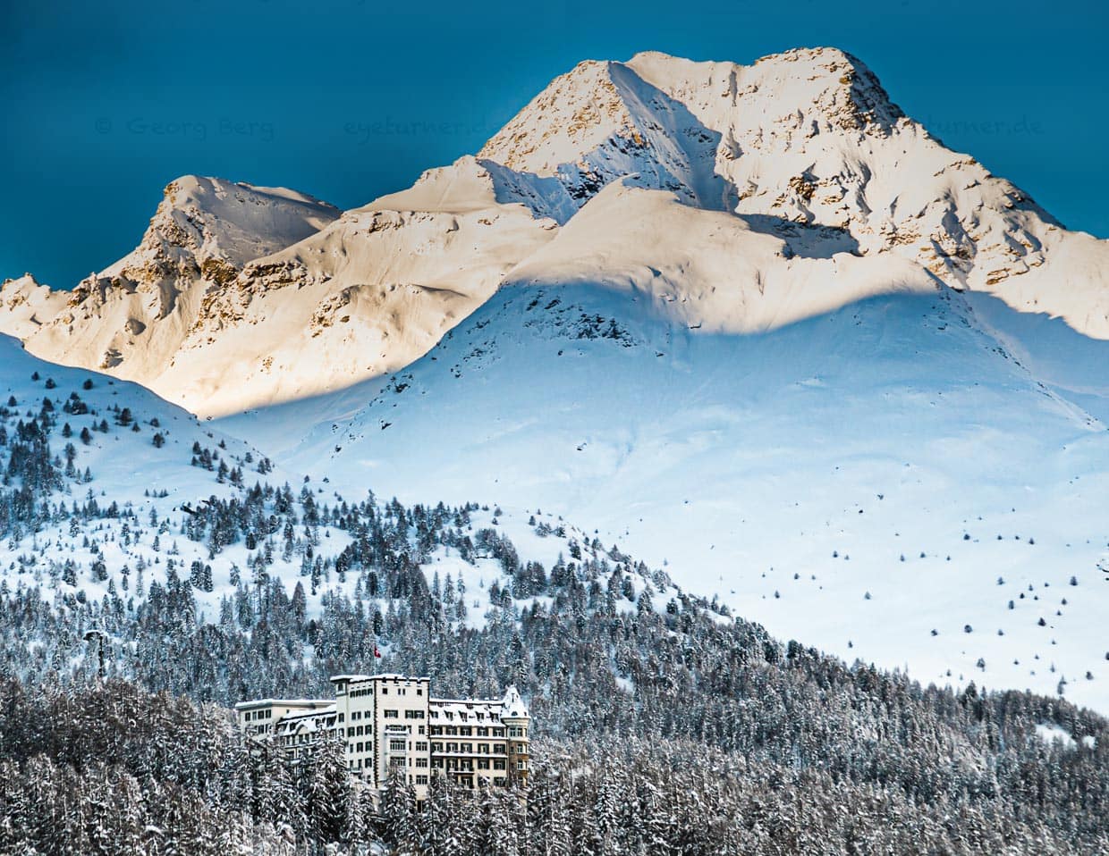 Burgartiges Grandhotel in den Engadiner Hochalpen. Das Gründerpaar Amalie Giger-Nigg und Josef Nigg wählte den Standort unter drei möglichen Optionen mit Bedacht und Weitsicht. Eine einjährige Messung hat ergeben, dass der Fels, auf dem das Waldhaus seit 1908 steht, über die meisten Sonnenstunden verfügt / © Foto: Georg Berg