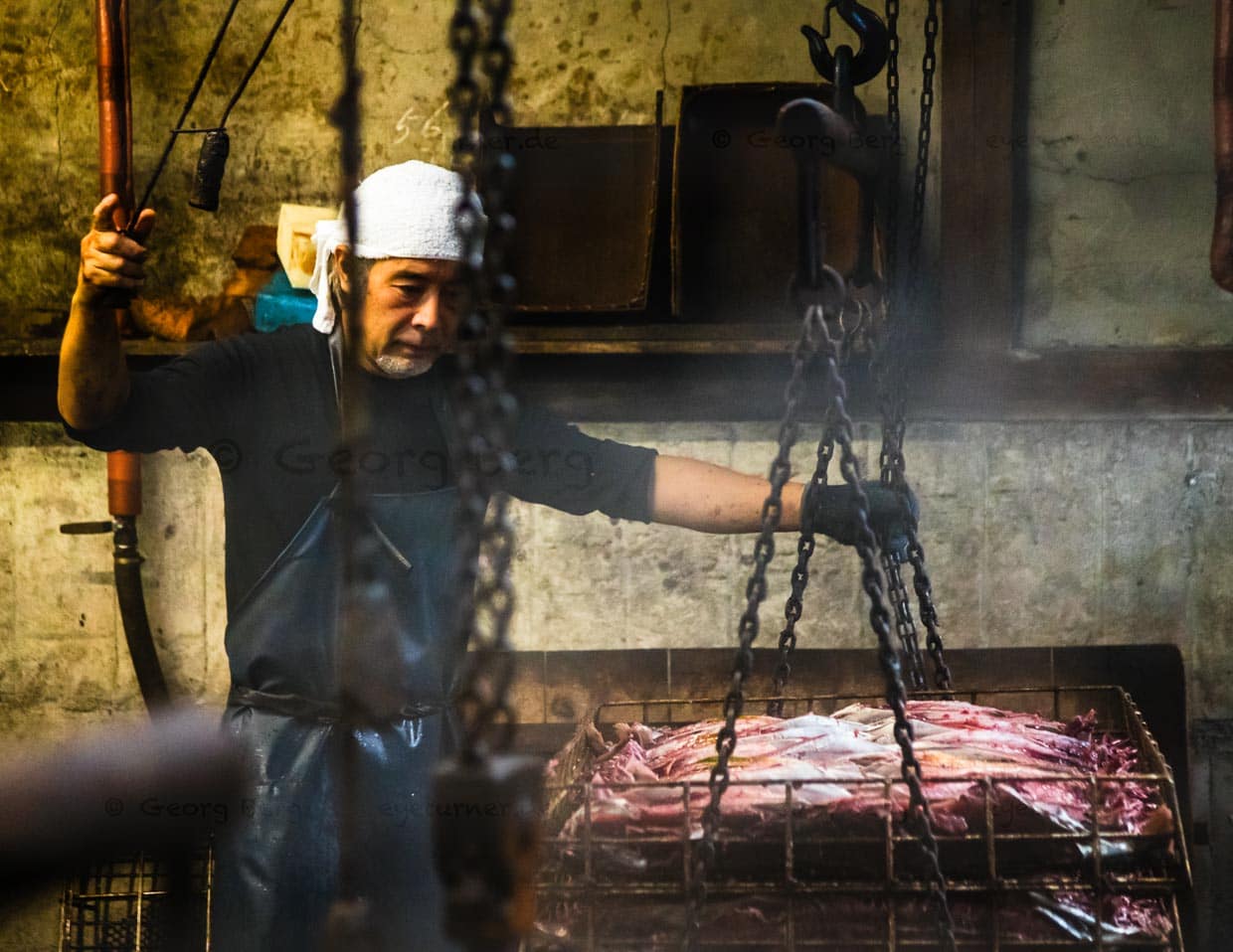 "Shakuju" ist absolute Chefsache. Für jedes Tauchbecken hat Serizawa eine eigene Uhr. Das Wasser darf nie kochen, es darf nur köcheln und der ganze Vorgang zwei Stunden nicht überschreiten / © Foto: Georg Berg