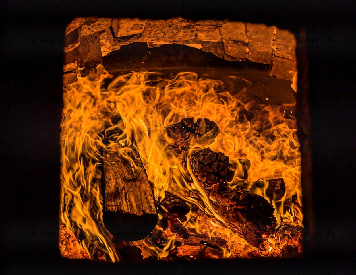 Am Mittag gibt das Feuer die maximale Leistung ab. Zoigl-Brauen in der Oberpfalz / © Foto: Georg Berg