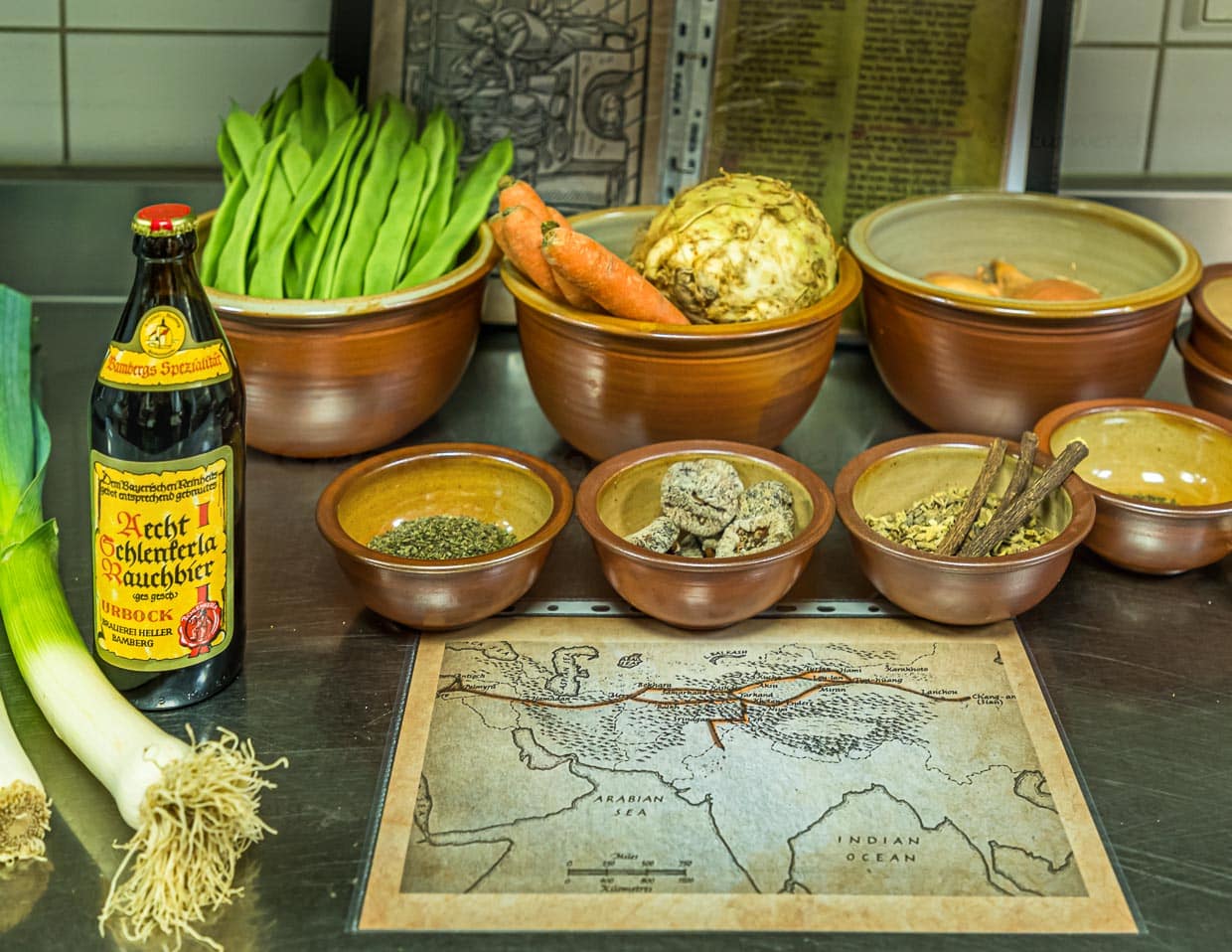 Rauchbier gibt es rund ums Jahr. Sogar Kochen lässt sich mit Rauchbier. Die Brauerei Schlenkerla bietet dazu viele Termine. Neu im Schlenkerla ist ein mittelalterliches Essen nach alten Rezepten und mit den Aromen von Rauchbier / © Foto: Georg Berg