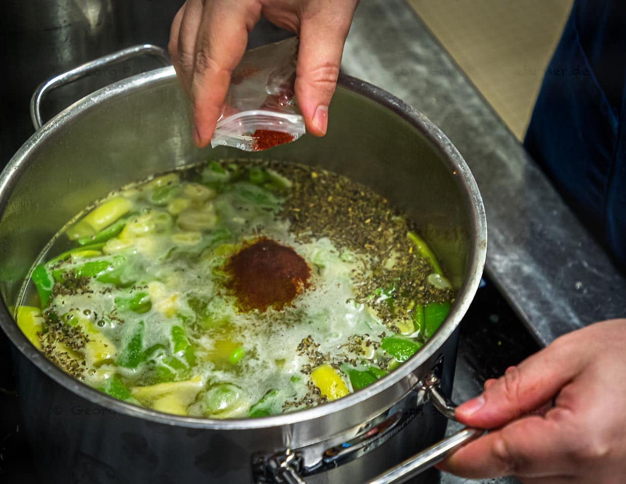 Simon Klein bei der Zubereitung der Bohnensuppe mit Rauchbier, Safran und Bohnenkraut / © Foto: Georg Berg