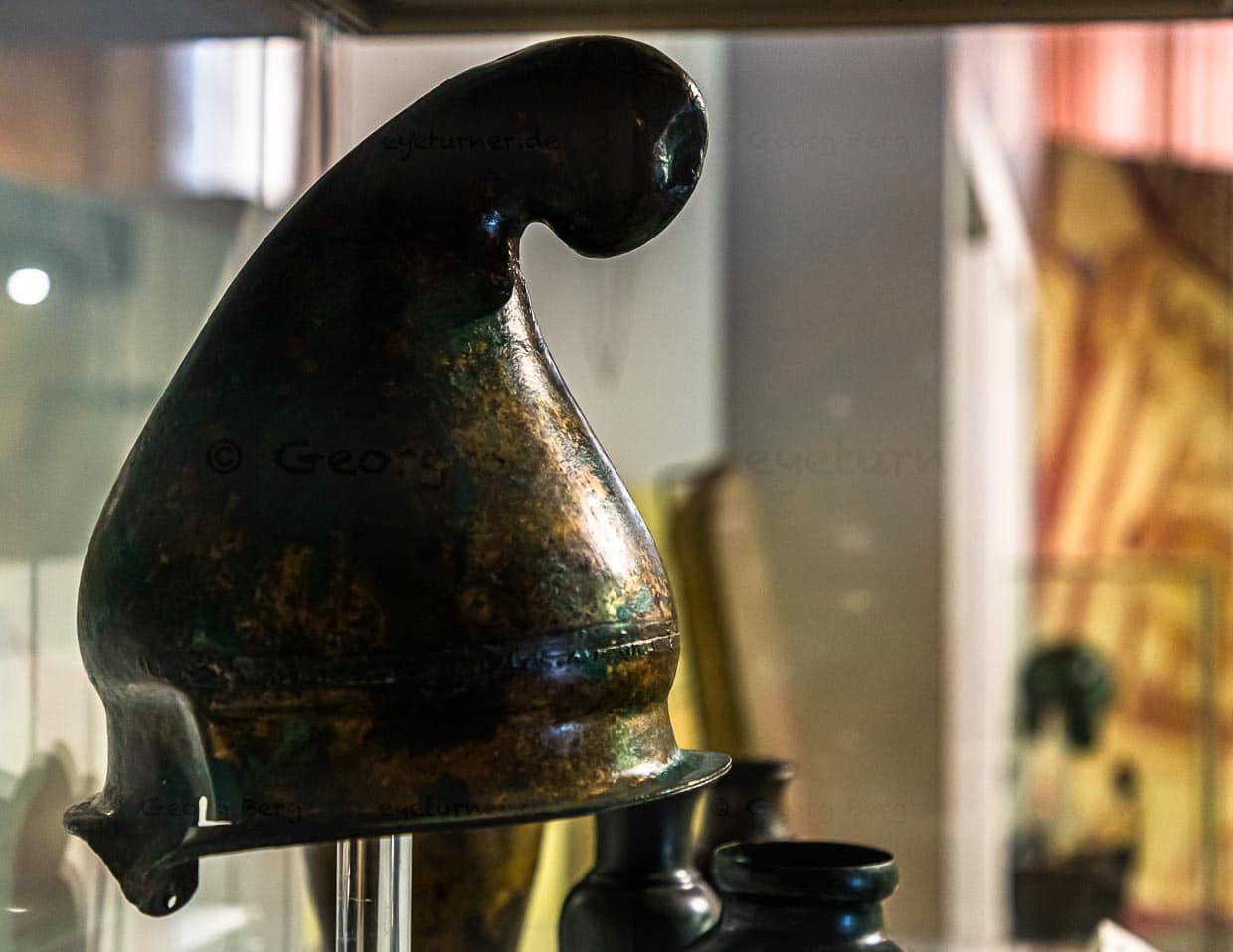 Die typischen Helme der Thraker sind aus Eisen und wie eine Zipfelmütze geformt / © Foto: Georg Berg
