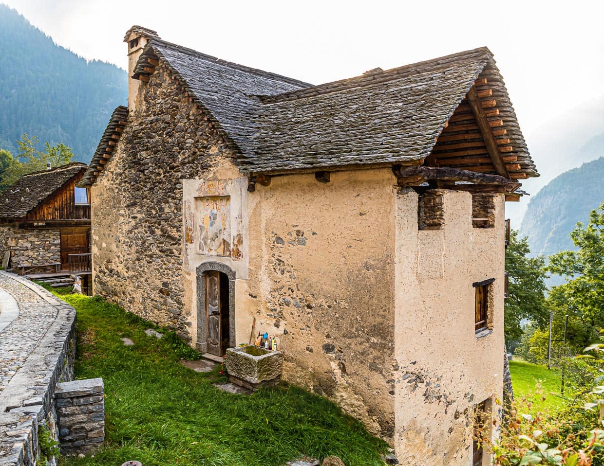 In Cerentino kann man im aufwendig renovierten historischen Patrizierhaus Cà Vegia wohnen, mit jahrhundertealten Originalmöbeln, aber ohne Strom. Das Waschbecken befindet sich vor der Eingangstür, Circolo della Rovana, Schweiz / © Foto: Georg Berg