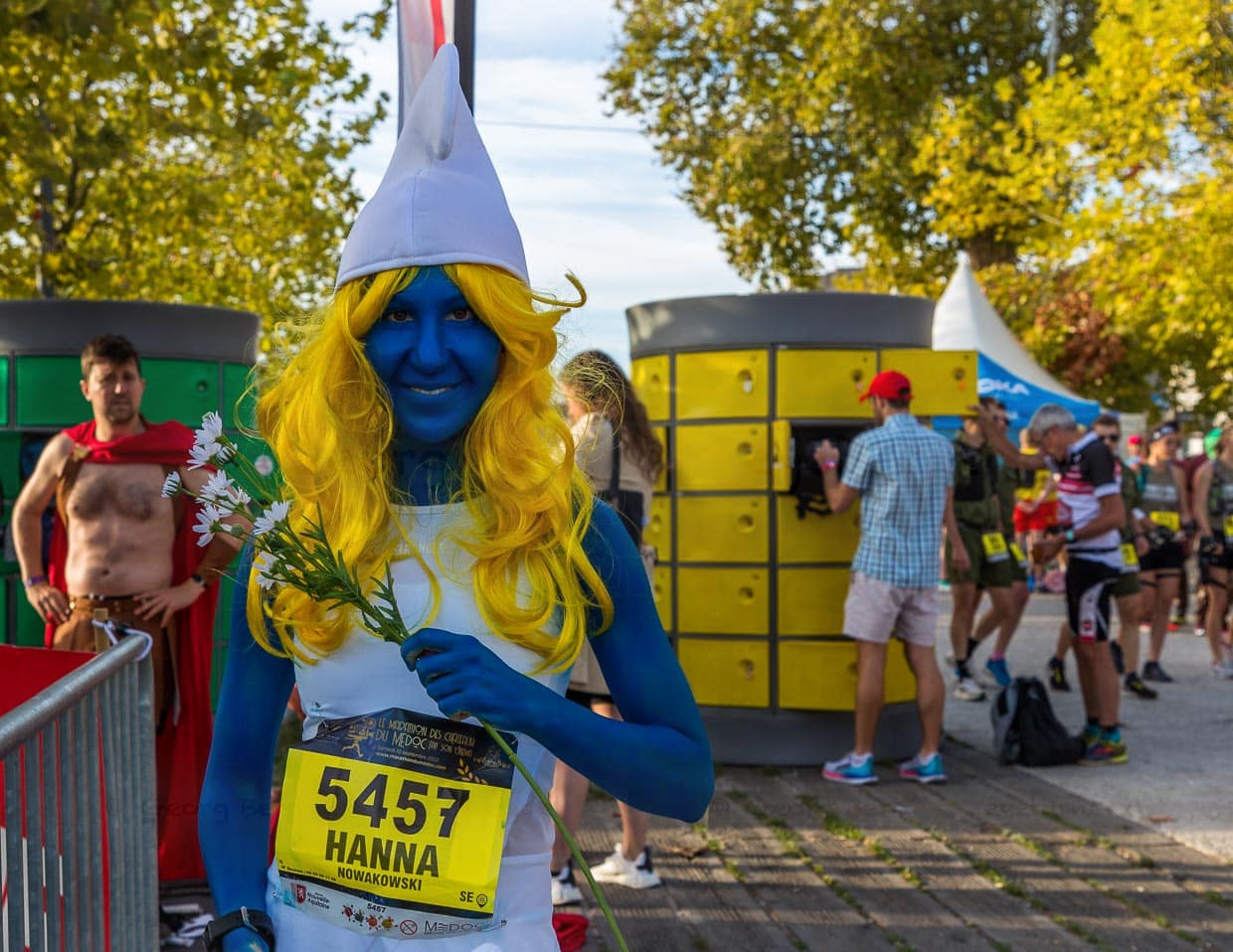 Vor dem Start des Marathon des Chateaux du Medoc gibt es das Defilee der Kostüme. Viele laufen in Gruppe und immer wieder wird das Motto „Film“ aufgenommen. Hier eine schöne Schlümpfin, die mit vielen weiteren blauen Schlümpfen am Lauf teilnimmt / © Foto: Georg Berg