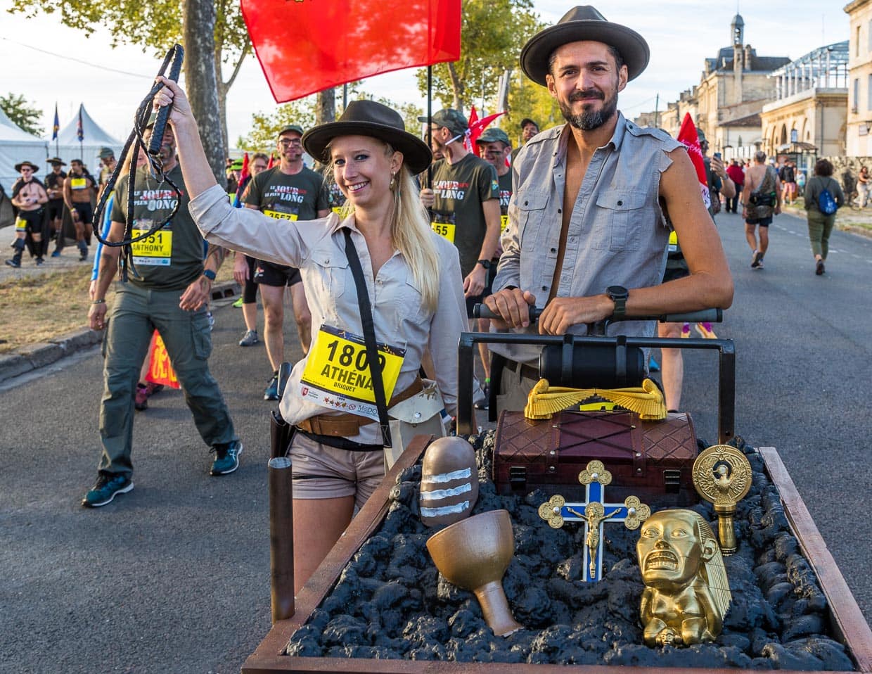 Indiana Jones auf der Jagd des verlorenen Schatzes. Vor dem Start des Marathon des Chateaux du Medoc gibt es das Defilee der Kostüme. Aus Lautsprechern schallt berühmte Filmmusik und die Stimmung unter den Teilnehmer ist bestens. Viele laufen in Gruppen oder als Paar und immer wieder wird das Motto „Film“ aufgenommen / © Foto: Georg Berg