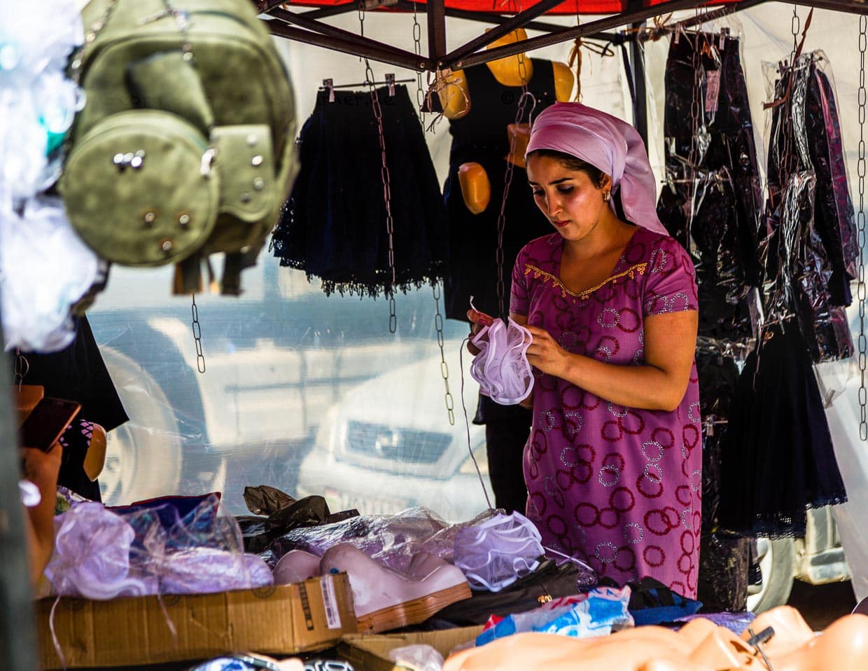 Entlang der ehemaligen Seidenstraße werden noch immer auf allen Märkten feine Textilien angeboten / © Foto: Georg Berg